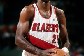 包含赛地聚焦：NBA总决赛今晚热度飙升，波特兰开拓者刷新队史纪录，话题不断，临场指挥获称赞的词条-LOL电竞押注