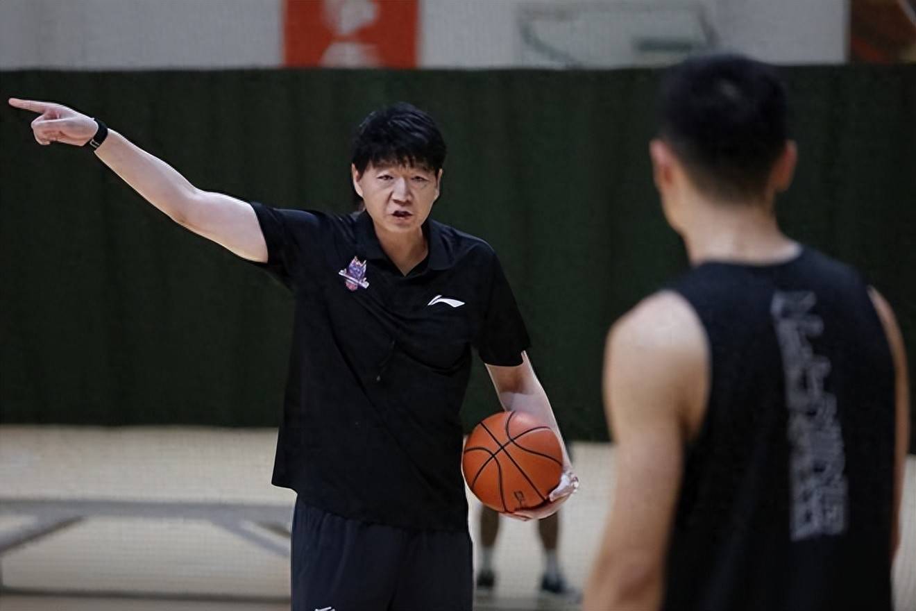 包含今夜山东男篮调整名单以备欧洲杯，临场应变环节打磨，更衣室稳定，年轻球员获得机会的词条