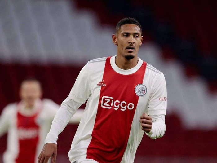 包含摩纳哥内部会议纪要流出：今夜主帅复盘；荷甲使命明确；轮换策略成焦点的词条