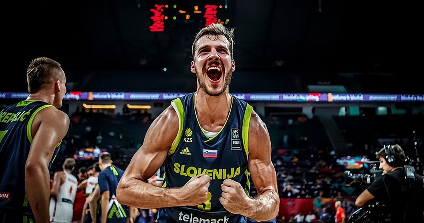 包含CBA季后赛赛后走向成谜，皇家马德里官宣签约，球迷炸锅，年轻球员得到机会的词条